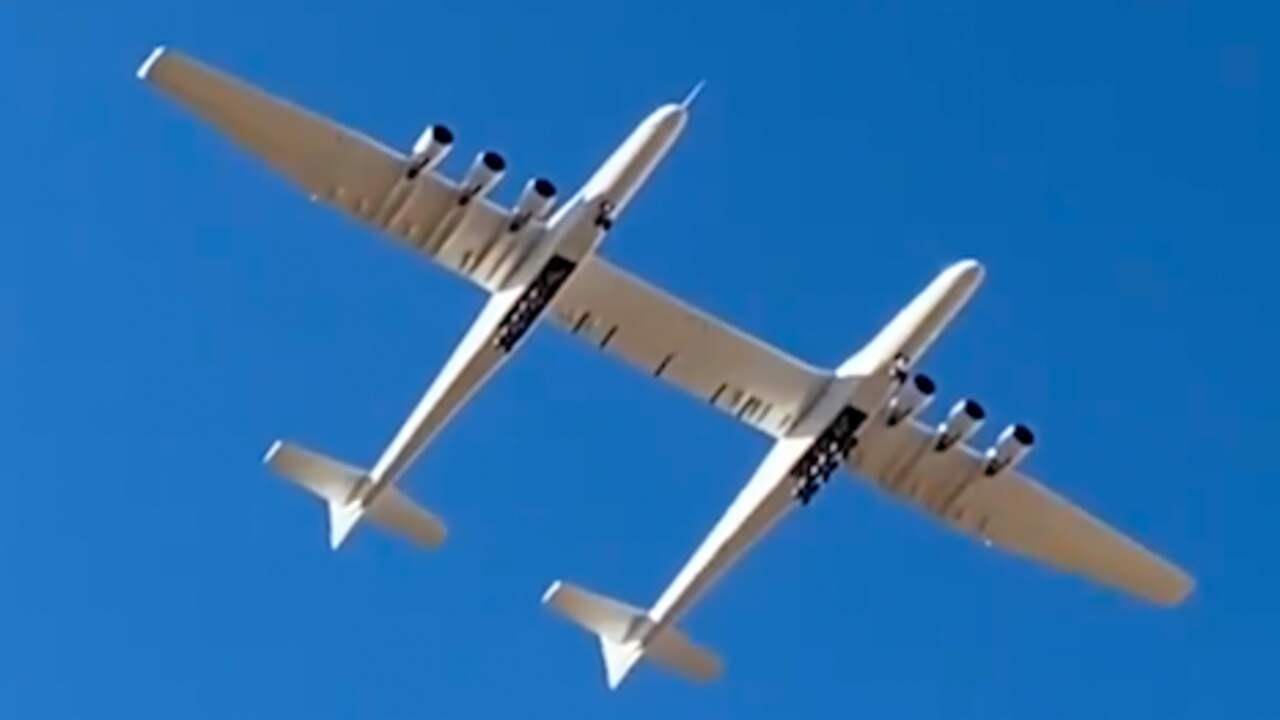 Beeld uit video: 's Werelds breedste vliegtuig maakt succesvolle testvlucht