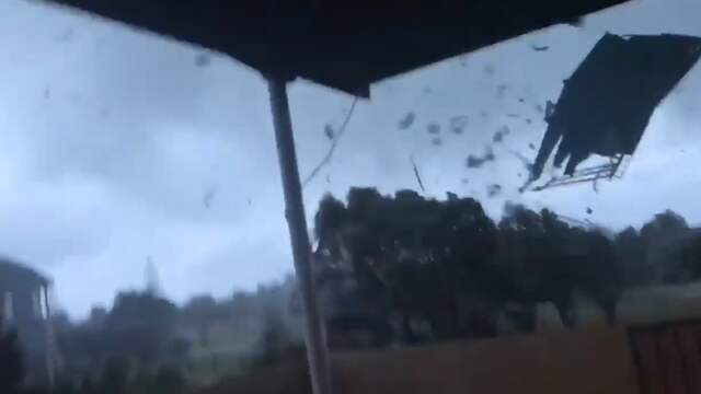 Puin vliegt in het rond door beginnende tornado Nieuw-Zeeland