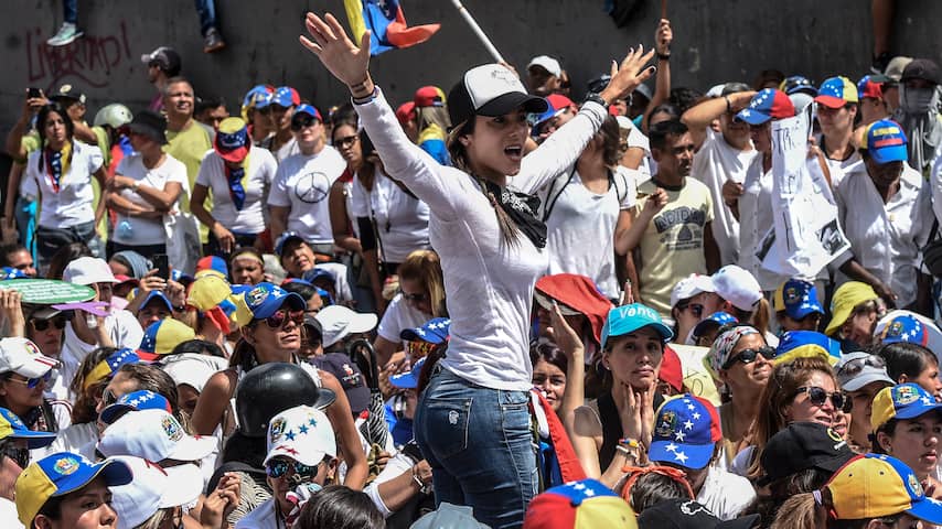 Vrouwenmars tegen Maduro in Venezuela