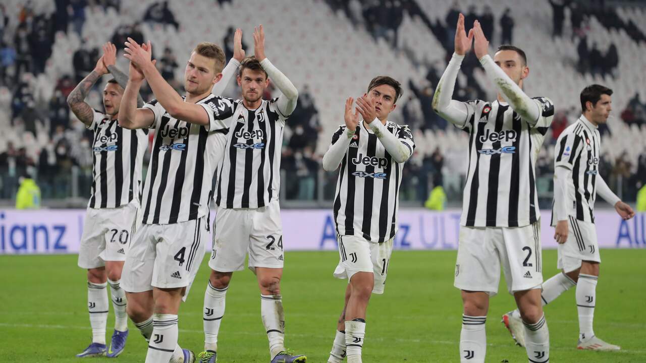 Matthijs de Ligt en zijn ploeggenoten bedanken het publiek na de winst op Udinese.