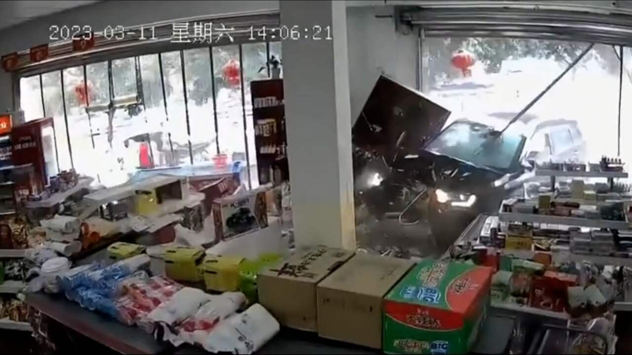 Beeld uit video: Auto rijdt na botsing winkel binnen in China