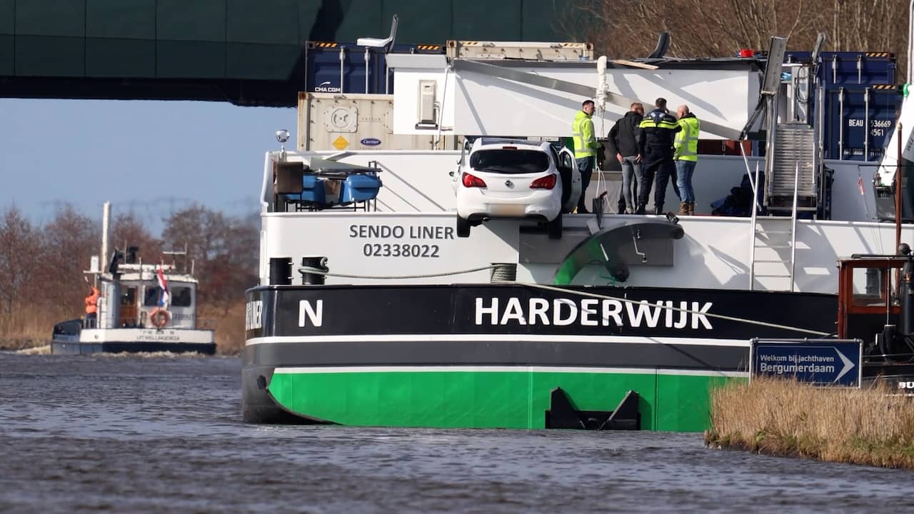 Beeld uit video: Schip in de kreukels na aanvaring met brug in Burgum