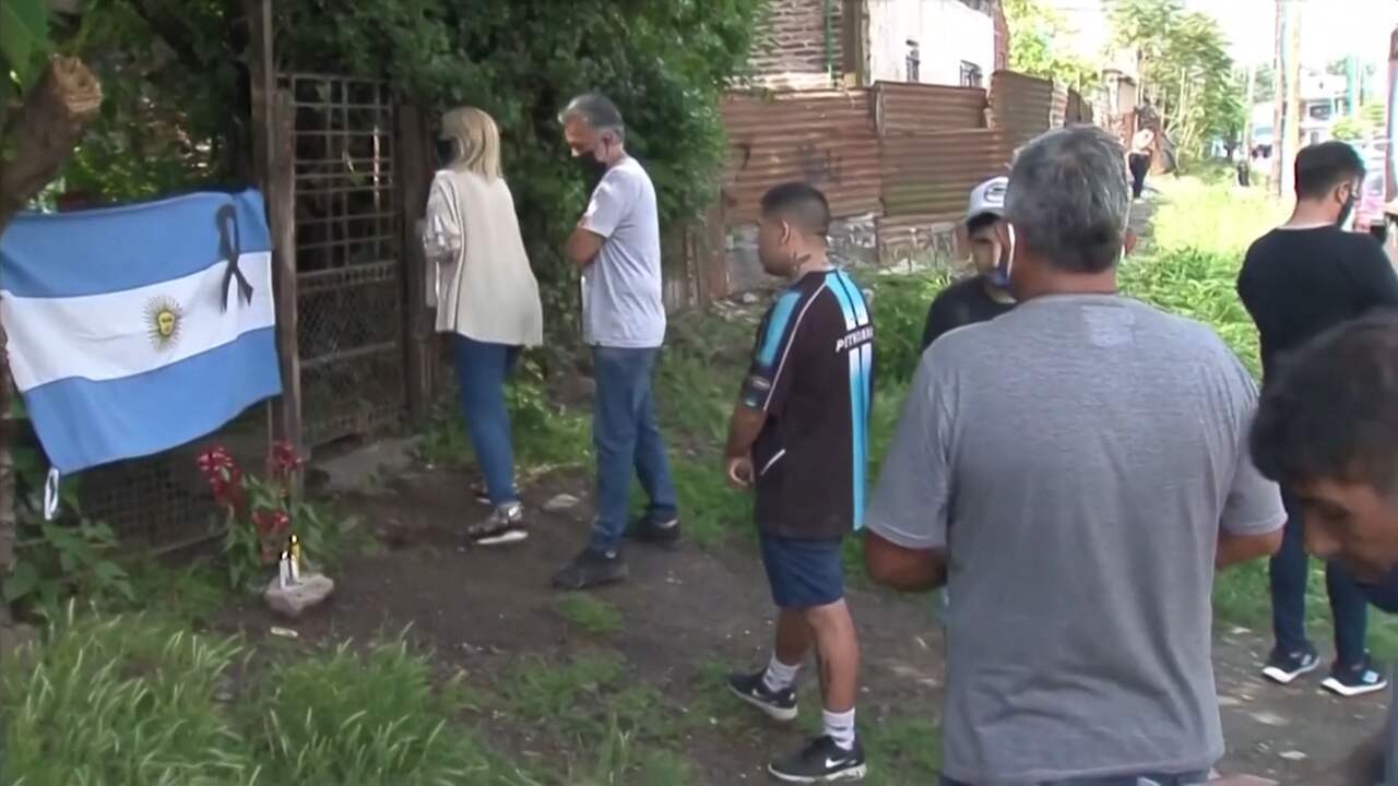 Beeld uit video: Fans verzamelen zich bij ouderlijk huis Maradona in Buenos Aires