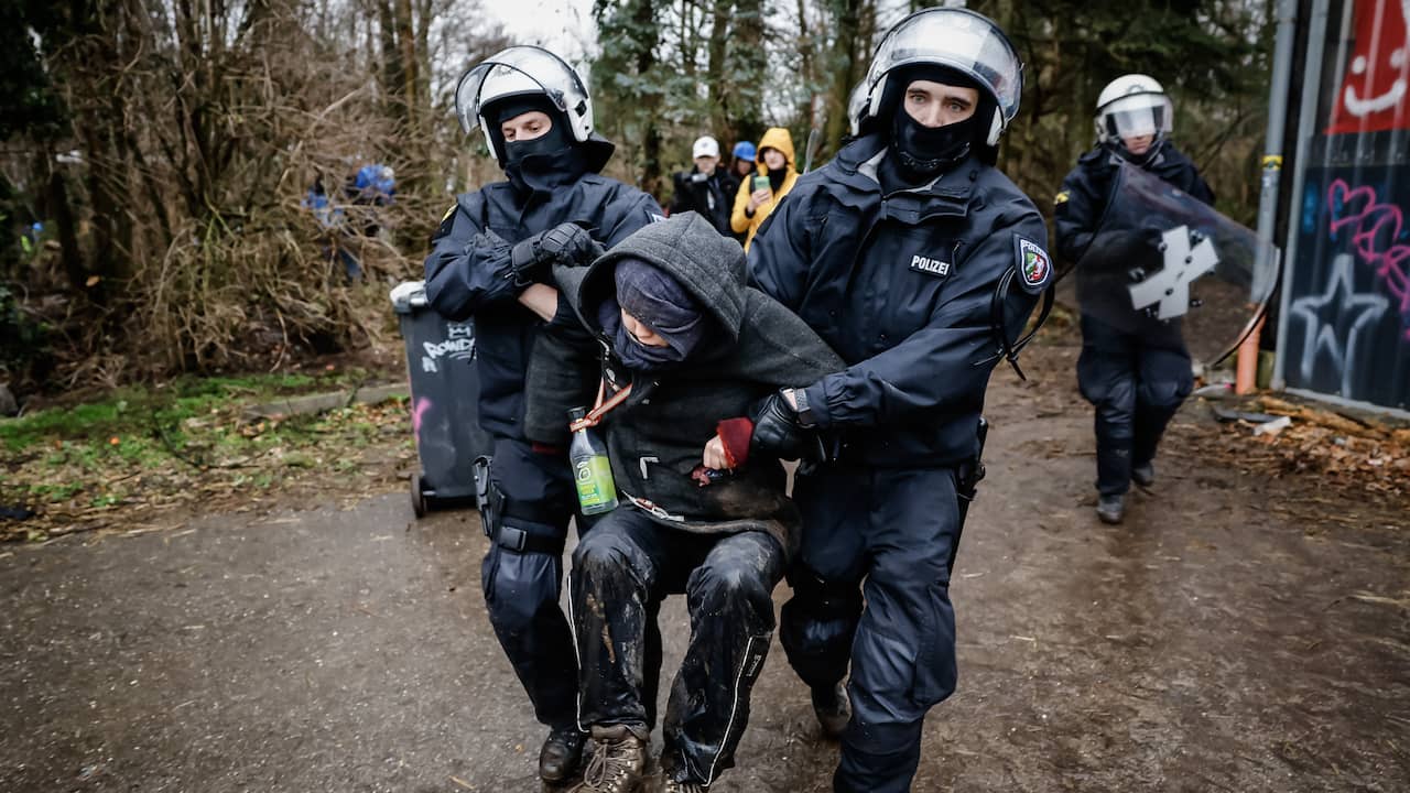 Räumung des deutschen „Braunkohlendorfs“ führt zu Handgreiflichkeiten zwischen Polizei und Aktivisten |  Im Ausland