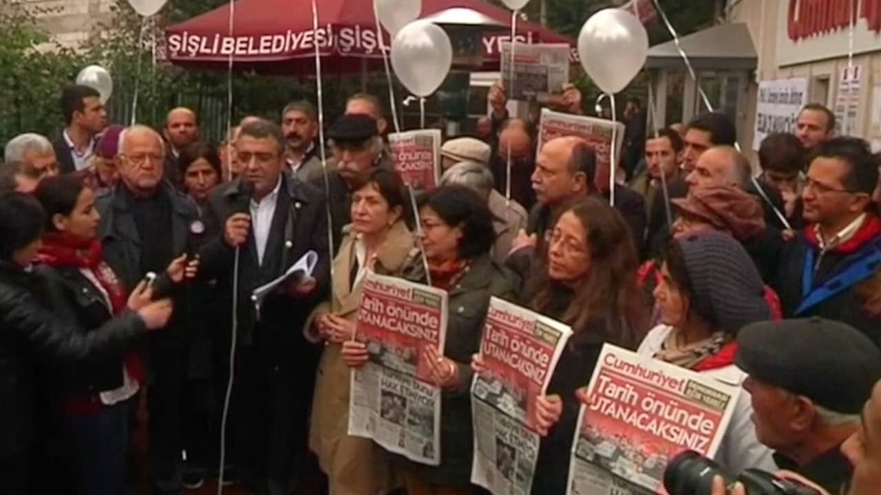 Beeld uit video: Aanhangers oppositie verzamelen zich voor redactie Cumhuriyet