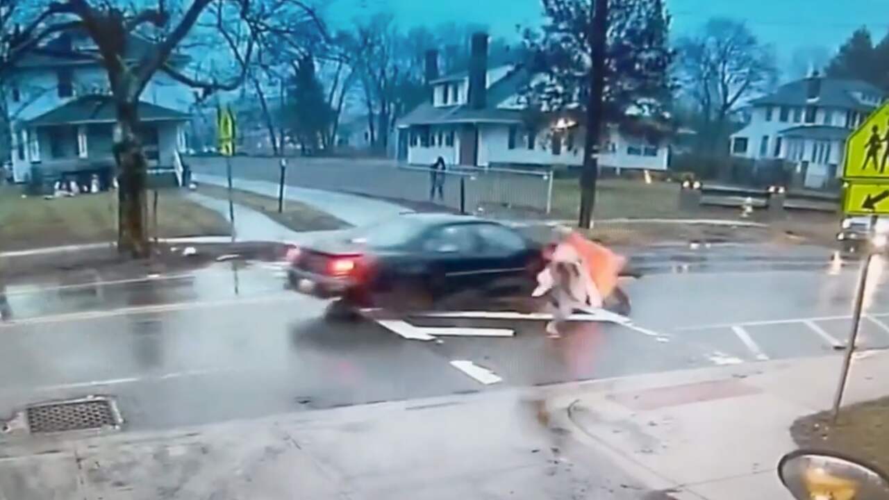 Beeld uit video: Agent voorkomt aanrijding met overstekende scholier in VS