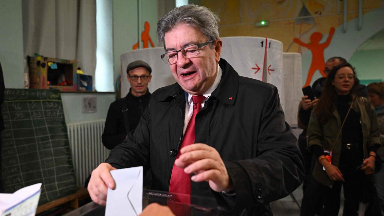 Le chef du parti de gauche Jean-Luc Mélenchon vote également.  Son parti s'est retiré lors du précédent tour des élections.