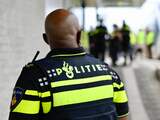 Arrestatieteam en Grapperhaus bij inval Den Haag, meerdere mensen gearresteerd