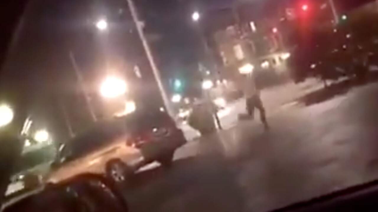 Beeld uit video: Man filmt vluchtende mensen nabij schietpartij Ohio