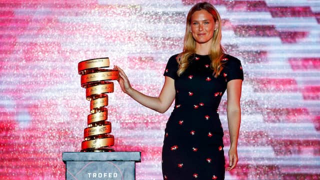Het Israëlische model Bar Refaeli presenteerde de ploegenpresentatie