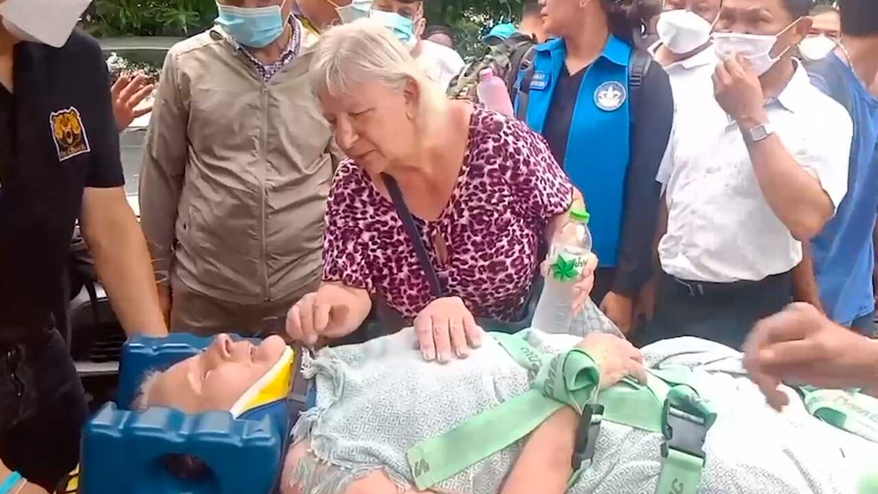 Beeld uit video: Hulpdiensten in Thailand vinden toeriste (75) na week terug in bos