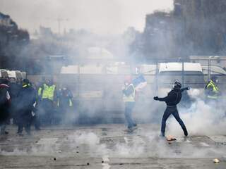 Franse politie pakt 412 mensen op rond 'Gele Hesjes'-protesten in Parijs