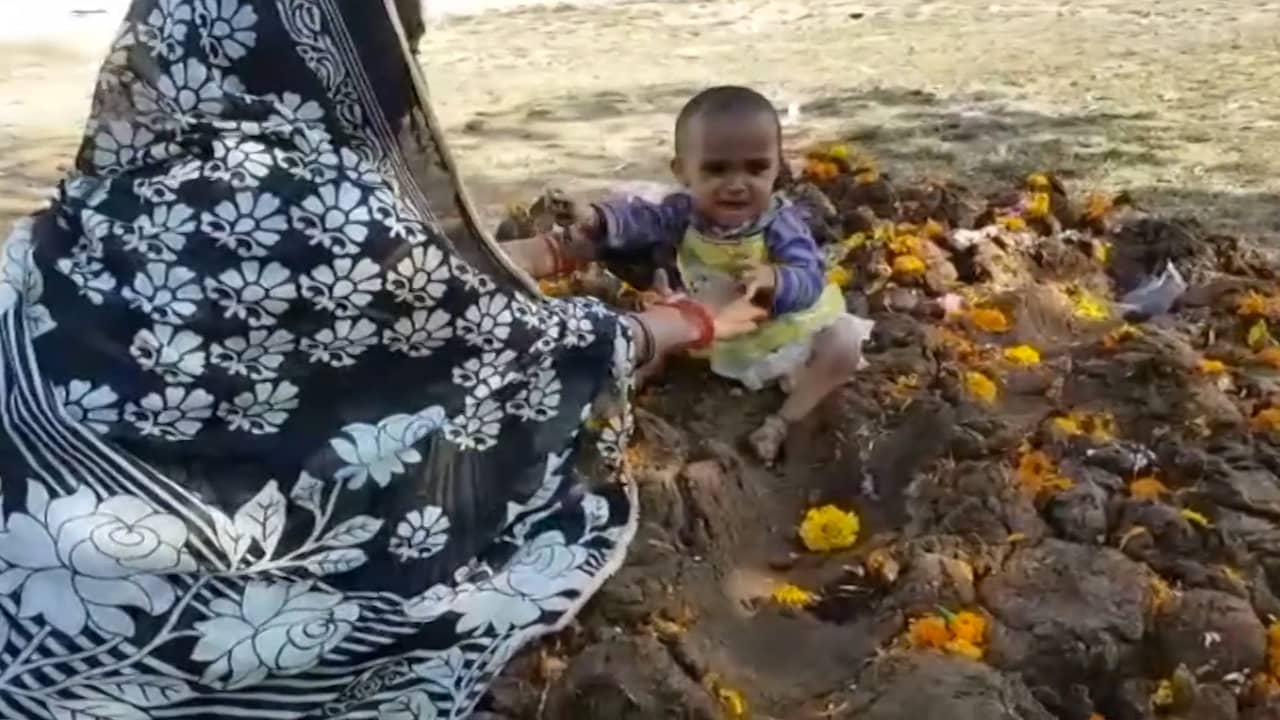 Beeld uit video: Hindoes leggen kinderen in koeienpoep voor feest in India