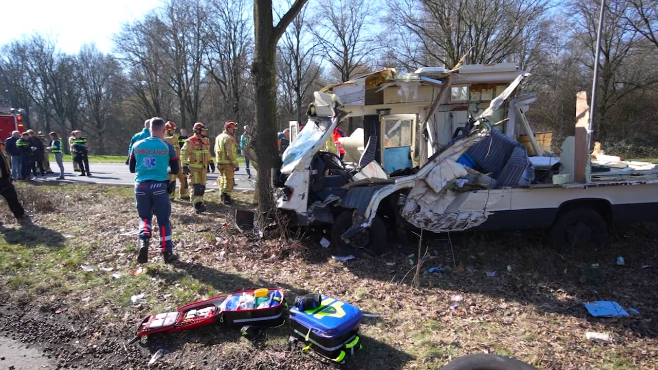 Camper rijdt tegen boom en veroorzaakt kettingbotsing in Eindhoven NU.nl