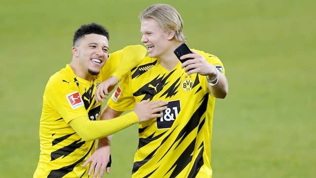 Erling Haaland en Jadon Sancho zorgden voor een 0-2-ruststand in Gelsenkirchen.