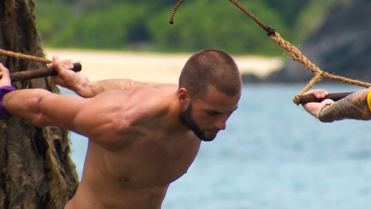 Beeld uit video: Donny Roelvink hangt aan touw tijdens intense proef Expeditie Robinson