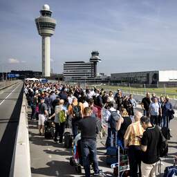 Reiziger kan lange rijen Schiphol bestrijden door zich thuis via app te registreren