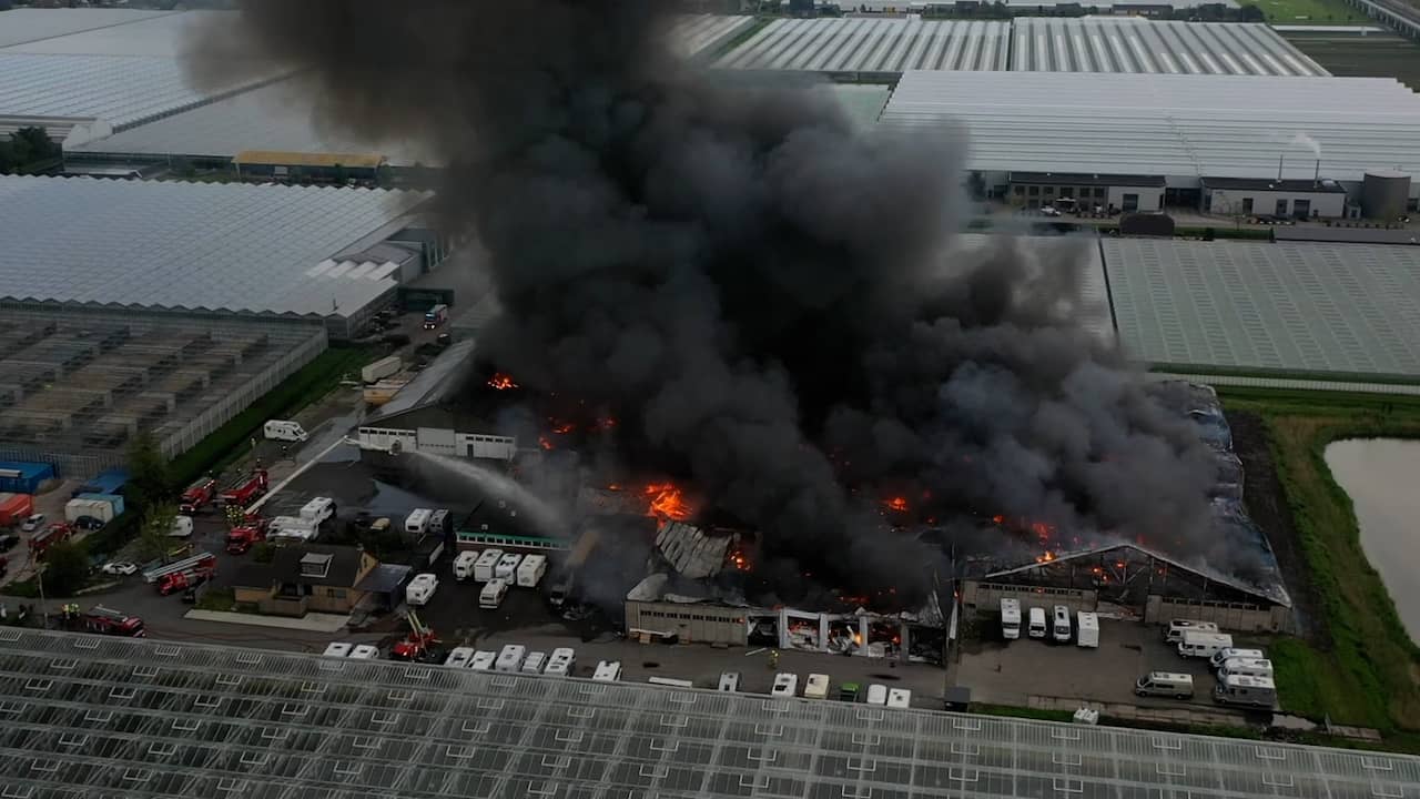 Beeld uit video: Drone filmt grote brand in caravanstelling Bleiswijk