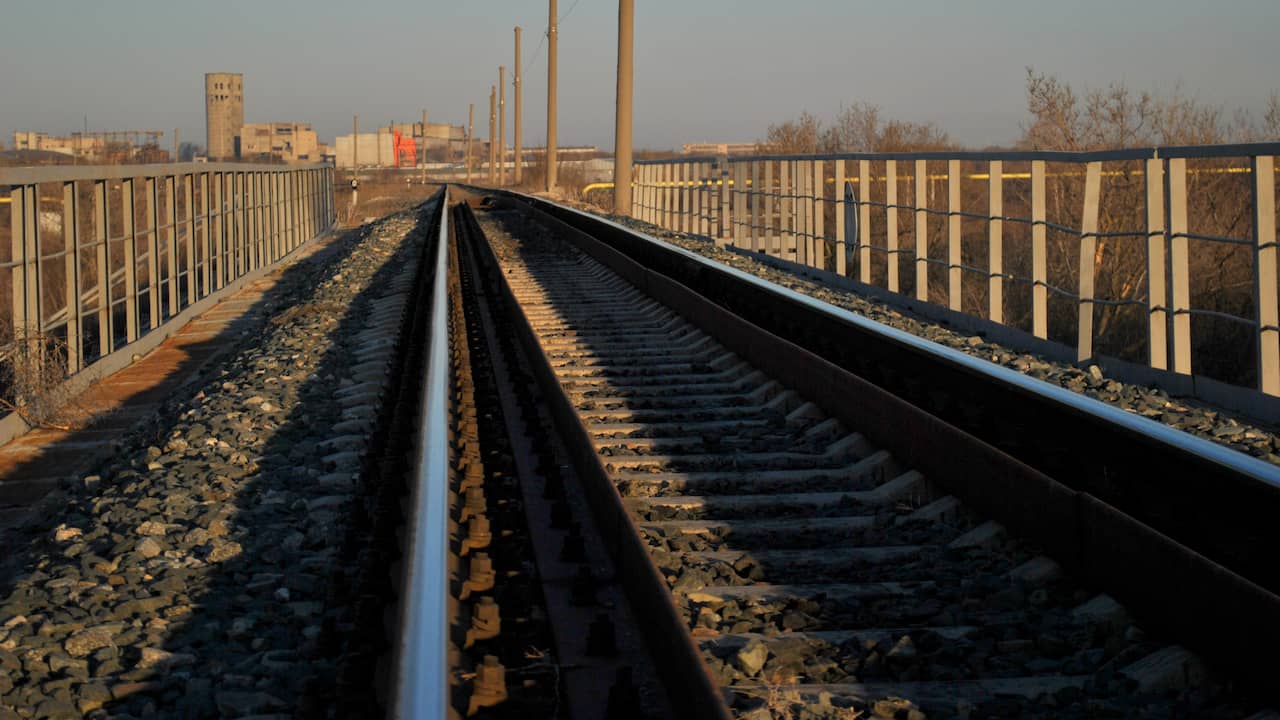L'Ucraina afferma di aver fatto saltare in aria un ponte ferroviario in Russia  Guerra in Ucraina