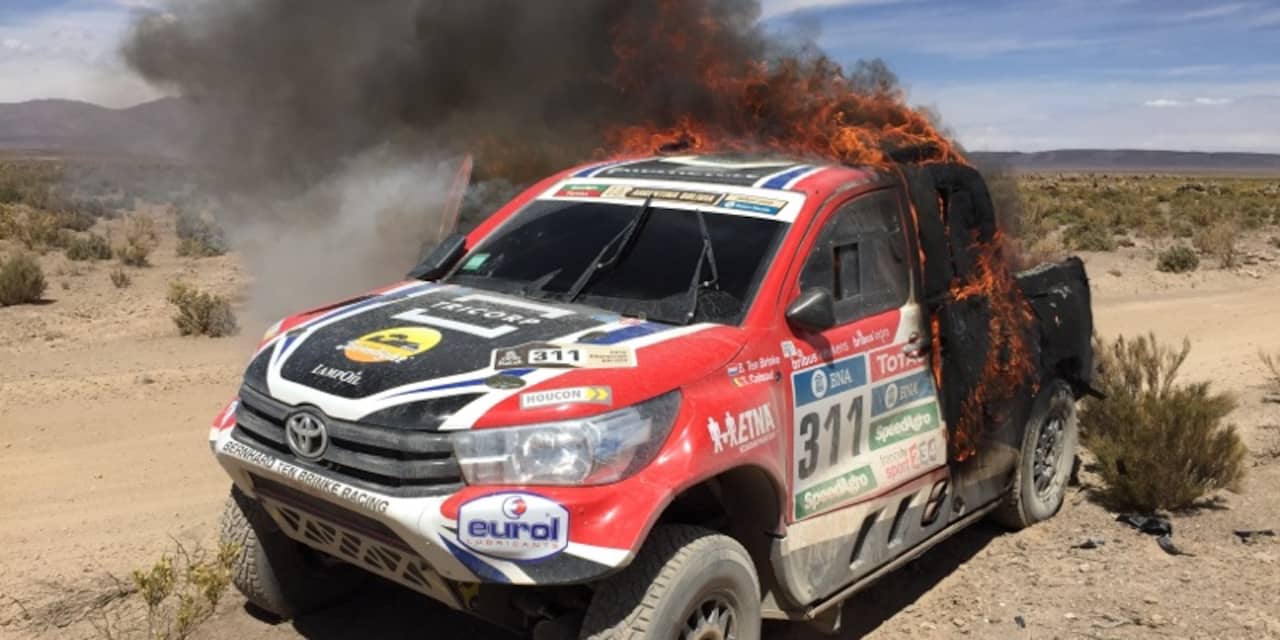 Ten Brinke uit Dakar Rally na uitbranden auto, Stacey wint bij trucks