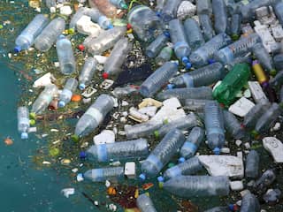 Dop vast aan de fles in strijd tegen plastic afval: 'Doel heiligt het middel'