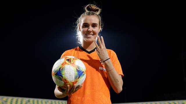 Jill Roord mocht vanwege haar hattrick de wedstrijdbal mee naar huis nemen.