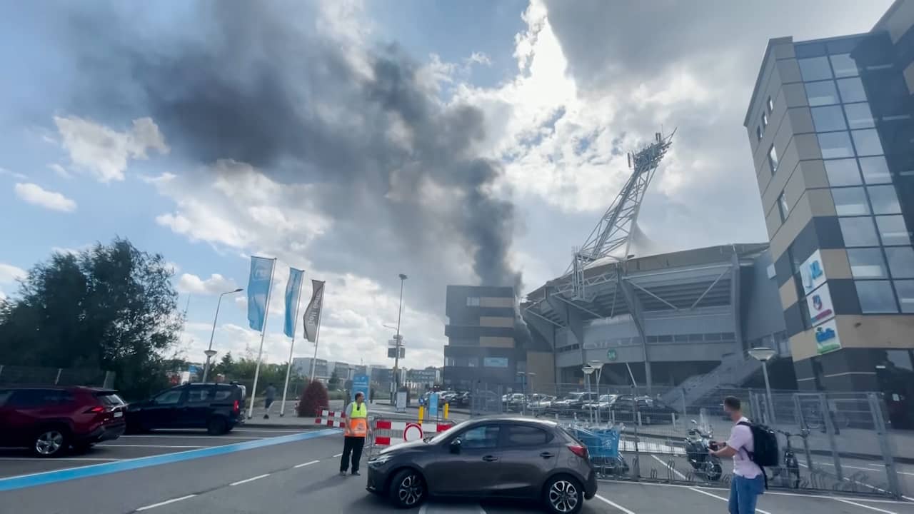 Beeld uit video: Roda JC-stadion deels ontruimd wegens grote brand in naastgelegen hotel