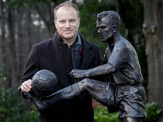 KNVB eert Bergkamp met bronzen beeld op campus in Zeist