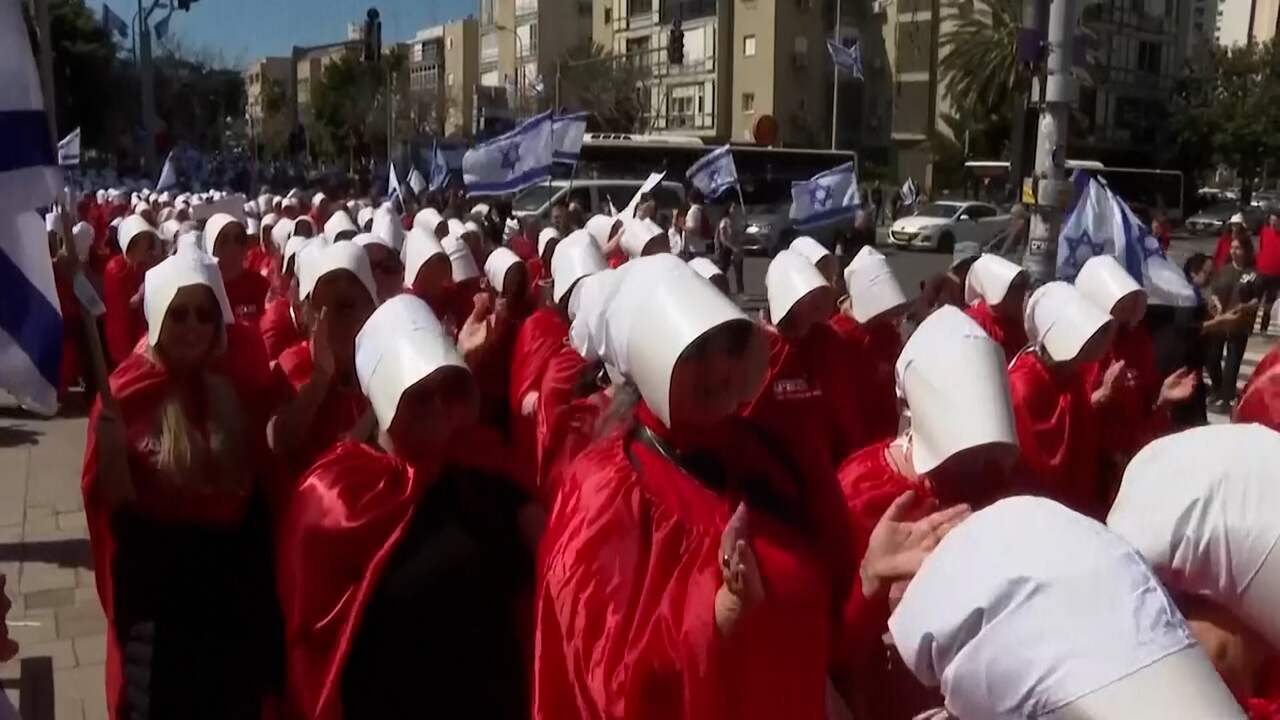 Beeld uit video: Israëlische vrouwen protesteren als 'handmaids' tegen wetsvoorstel