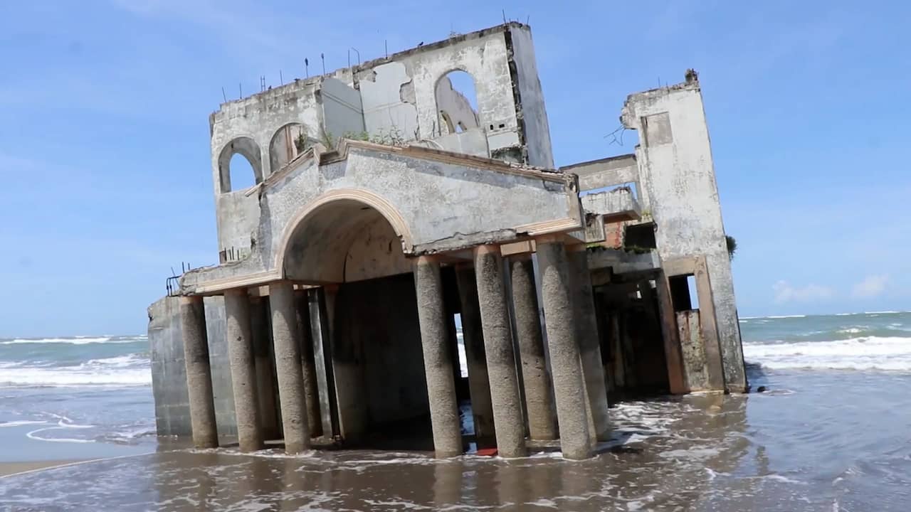 Beeld uit video: Verlaten villa spoelt in zijn geheel aan op strand in El Salvador