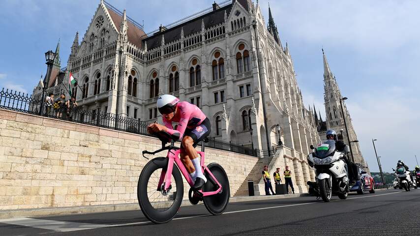 Van der Poel behoudt roze trui in Giro d Italia dankzij tweede plek in tijdrit Giro d Italia NU