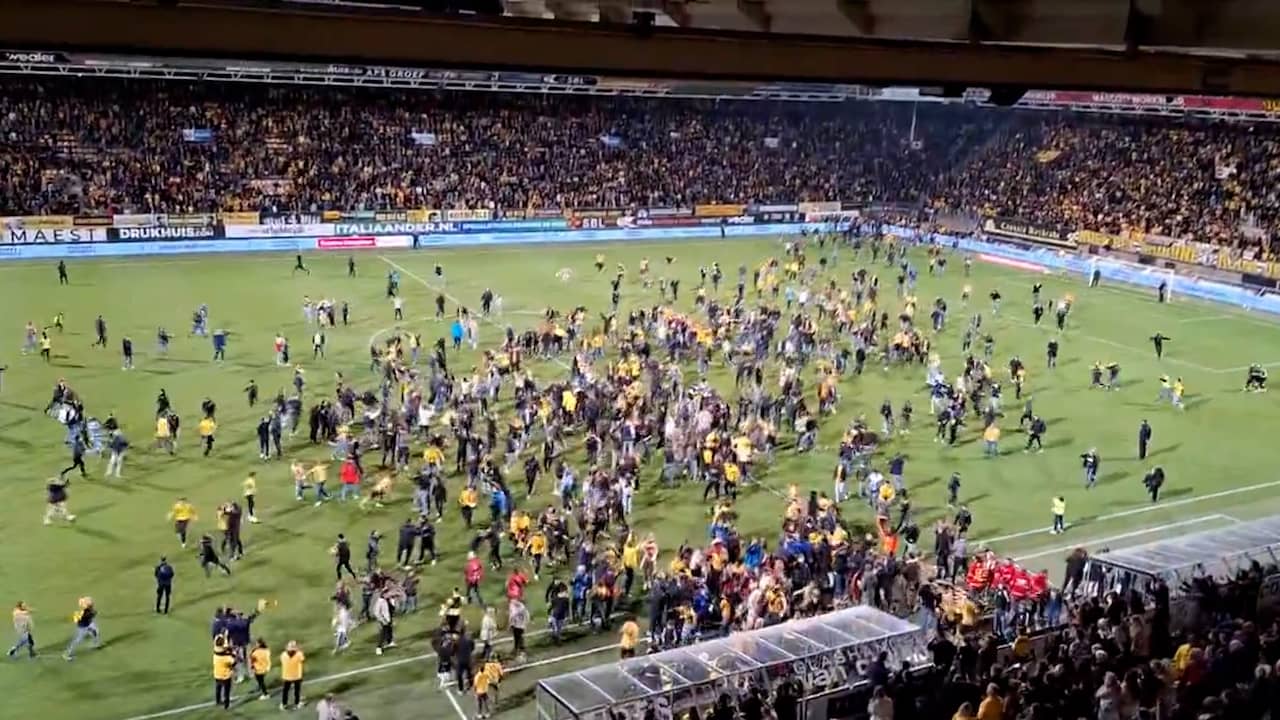 Beeld uit video: Roda JC-supporters juichen te vroeg na fout stadionspeaker