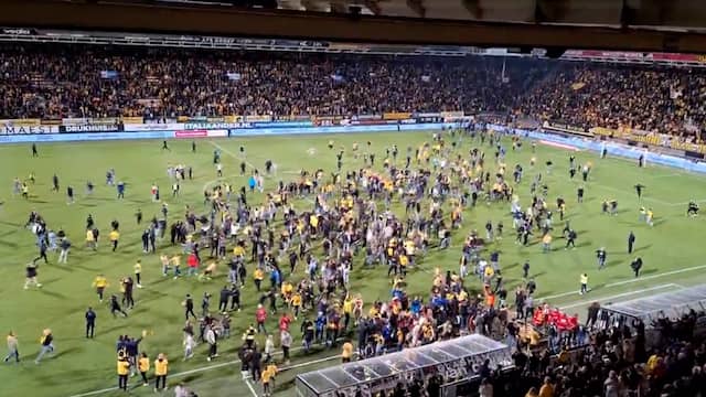 Roda JC-supporters bestormen veld na fout stadionspeaker