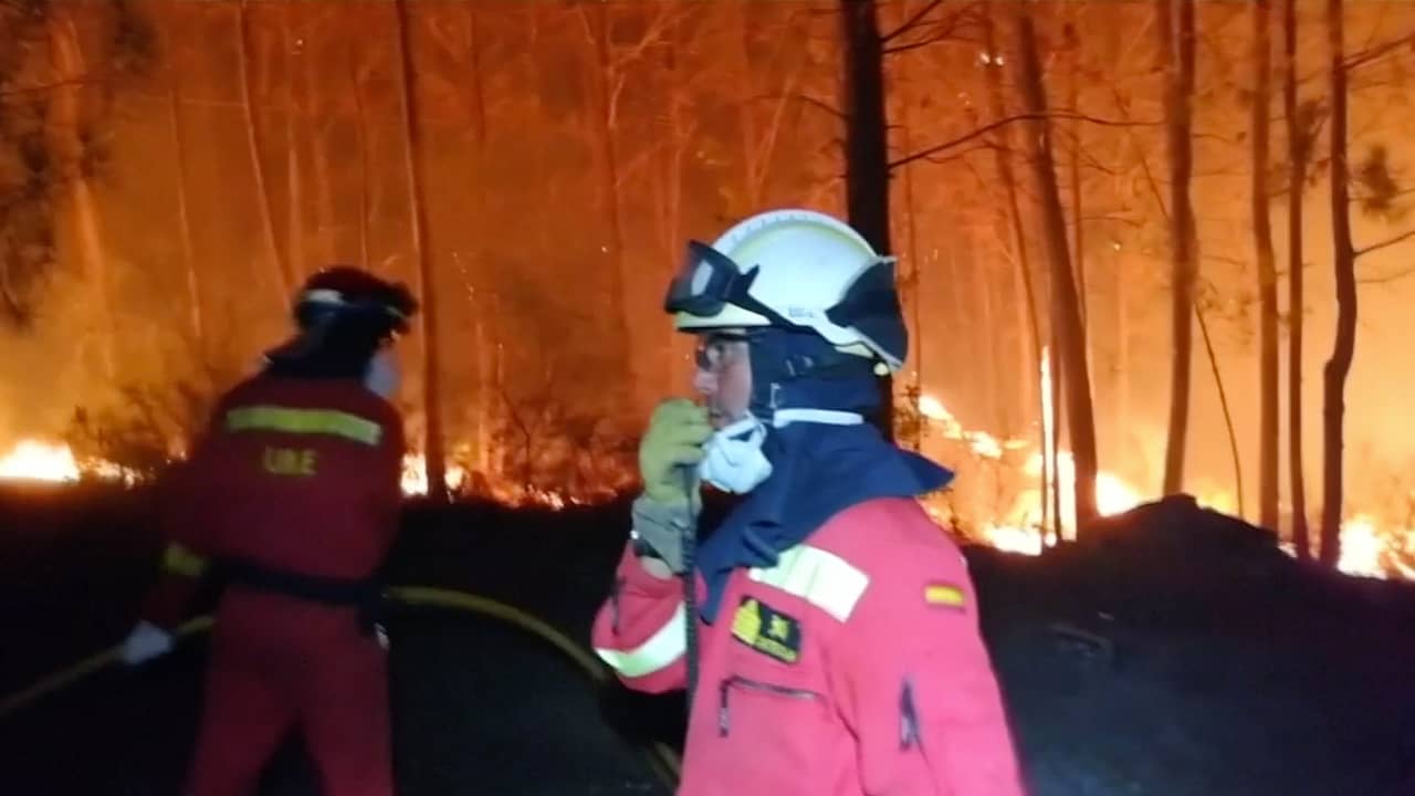 Beeld uit video: Spaanse stad Vigo in Galicië omringd door vuur