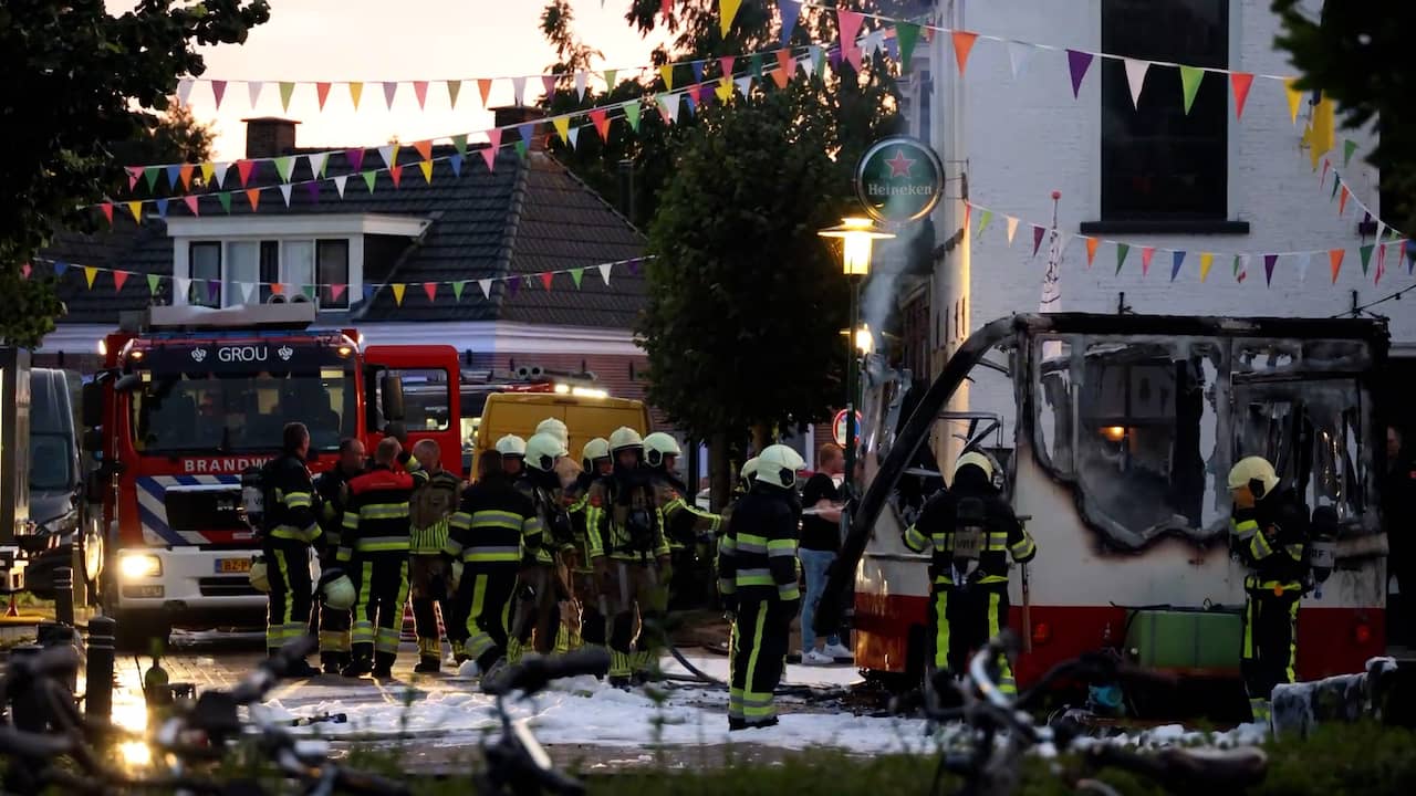 Video | Brandweer blust uitgebrande snackwagen na op Fries dorpsfeest