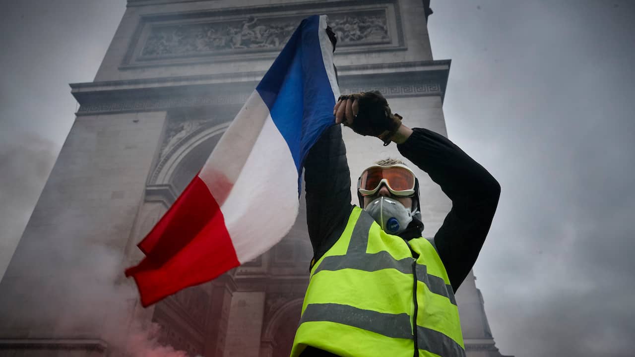 Inizia con disordini la manifestazione degli “Hesjes jaunes” a Parigi |  All’estero