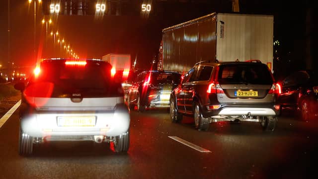 A15 tussen Geldermalsen en Deil dicht na zwaar ongeval met meerdere autos. A15 tussen Geldermalsen en Deil dicht na zwaar ongeval met meerdere autos.