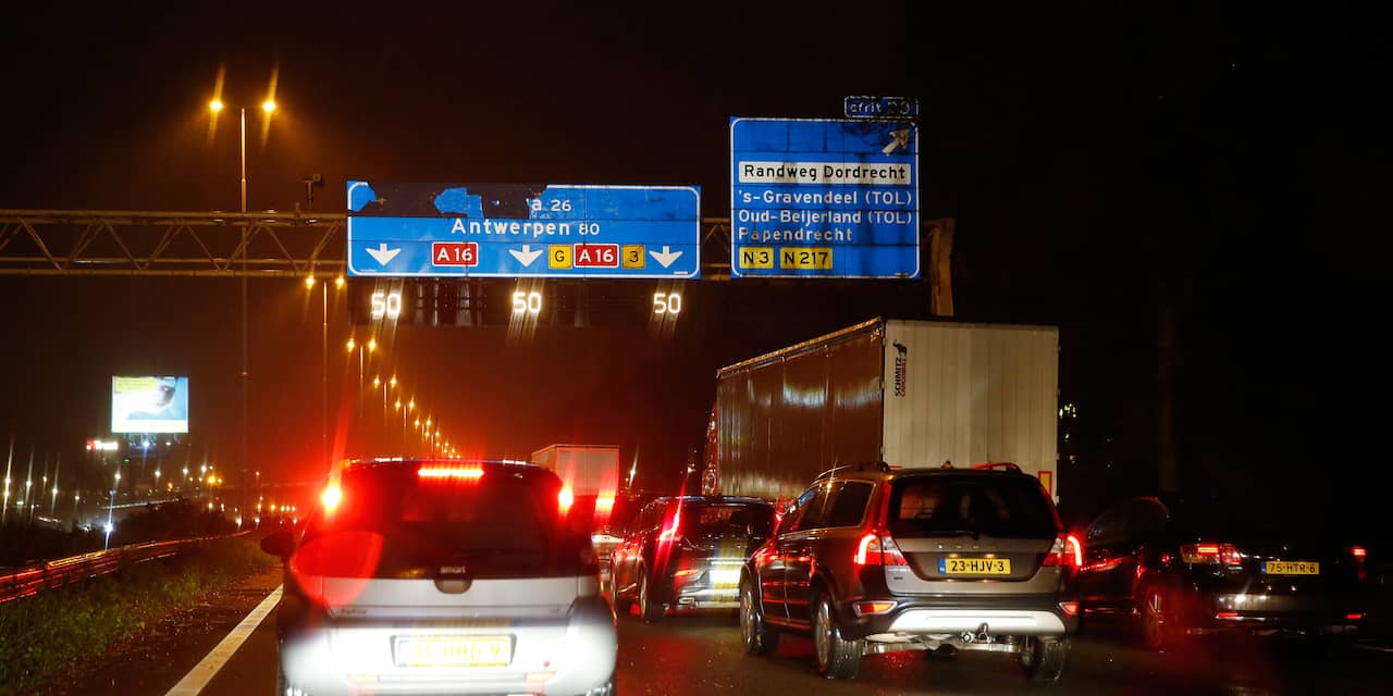 A15 tussen Geldermalsen en Deil dicht na zwaar ongeval met meerdere auto's