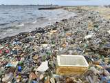 Woensdag 5 augustus: Het strand bij de Ivoriaanse stad Abidjan ligt bezaaid met plastic afval. 