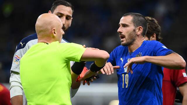 Leonardo Bonucci kreeg aan het eind van de eerste helft zijn tweede gele kaart.