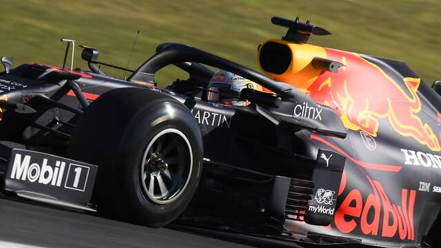 Max Verstappen in actie op de banden van 2021 tijdens de vrije training van de GP van Portugal afgelopen seizoen.