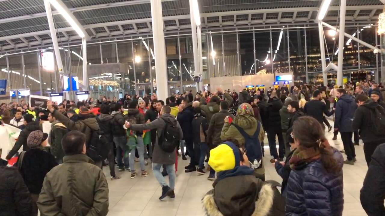 Beeld uit video: Koerden protesteren tegen Erdogan op Utrecht Centraal
