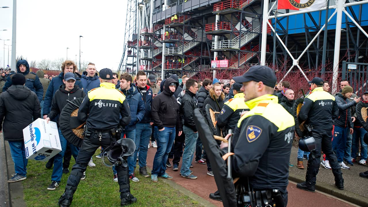 Politie Pakt 250 Feyenoord-supporters Op Na Protestmars | NU - Het ...