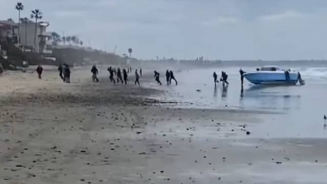 Boot vol migranten vaart op hoge snelheid strand San Diego op