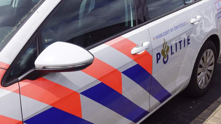 Dode bij auto-ongeluk in een sloot bij Waalwijk: Mogelijke bestuurder opgepakt.