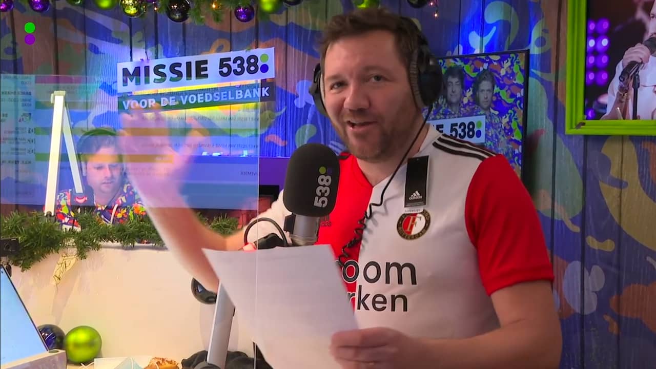 Beeld uit video: Ajax-fan Klaas van der Eerden zingt clublied Feyenoord voor goede doel