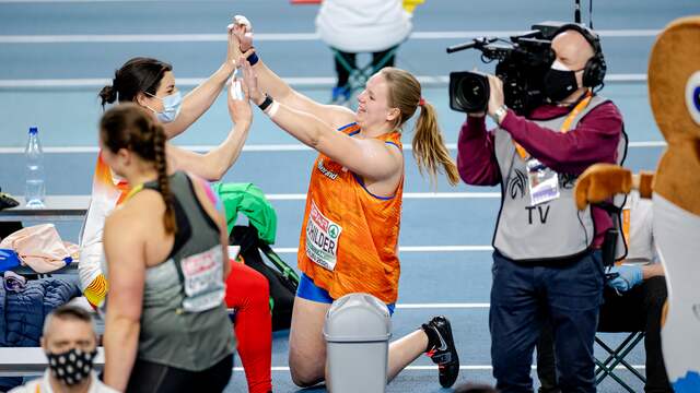 Jessica Schilder viert haar olympische kwalificatie.