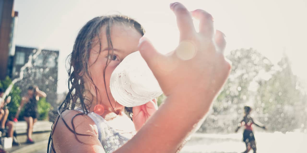 Hoeveel water moet je drinken als het buiten heel heet is?