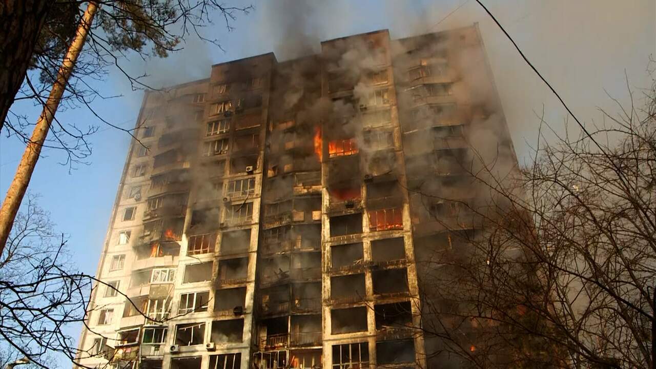 Beeld uit video: Flatgebouw in Kyiv in brand na Russische aanval