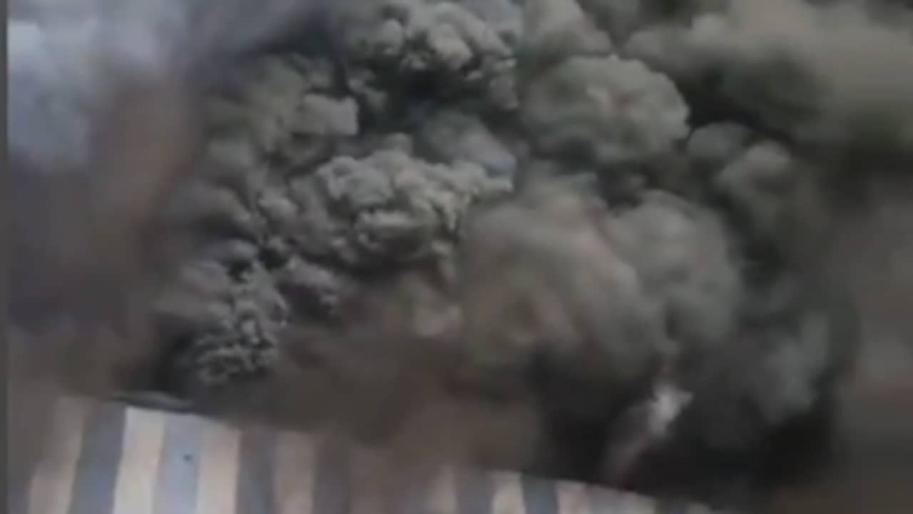 Beeld uit video: Enorme zwarte rookpluimen boven Chinees Huawei-pand